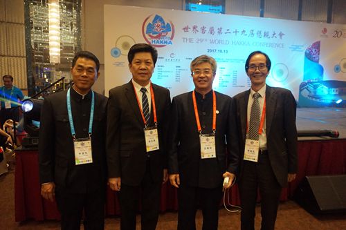 中山市政協(xié)席丘樹宏（右二）、廣東省僑聯(lián)副主席、中山市僑聯(lián)主席余志勇（左二）、香港中山社團總會主席簡植航（右一）等合影留念。