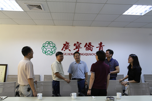 廣寧縣委常委陳友強（左3）與肇慶市僑聯(lián)主席黃志堅（左2）交談，相討今后開展海外聯(lián)誼工作事宜