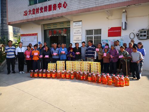 慰問(wèn)貧困戶_副本.jpg