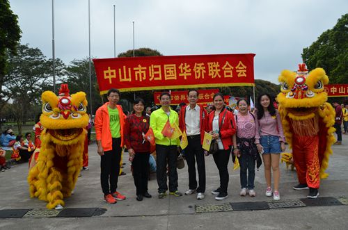 中山市僑聯(lián)副主席楊彪（左三）與各僑友會(huì)的歸僑僑眷合影。