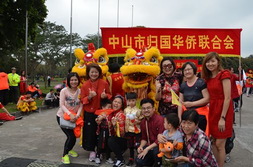 中山市僑聯(lián)副主席梁冬曉（后排右二）與海外回鄉(xiāng)度歲鄉(xiāng)親合影。