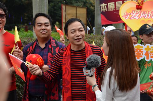 中山市僑聯(lián)副主席、中山市僑界青年聯(lián)合會(huì)會(huì)長(zhǎng)黃贊雄接受中山市電視臺(tái)采訪。