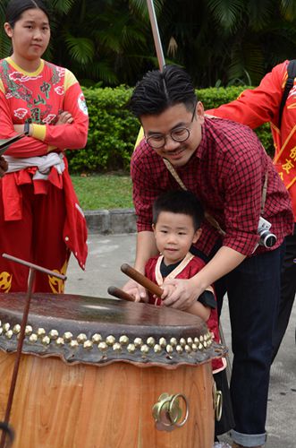 來(lái)自馬來(lái)西亞的鄉(xiāng)親教兒子打中國(guó)鼓。
