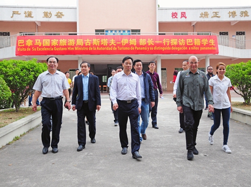 伊姆部長（右1），市僑聯(lián)副主席盧啟明（左2），葉志良區(qū)長（右2），區(qū)僑聯(lián)主席崔曉暉（左1）