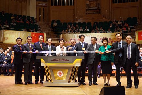 圖示（左二起）外交部駐香港特別行政區(qū)特派員公署特派員謝鋒、國(guó)務(wù)院僑務(wù)辦公室副主任許又聲、香港僑界社團(tuán)聯(lián)會(huì)主席陳有慶、香港特區(qū)行政長(zhǎng)官林鄭月娥、香港僑界社團(tuán)聯(lián)會(huì)會(huì)長(zhǎng)余國(guó)春、中央人民政府駐香港特別行政區(qū)聯(lián)絡(luò)辦公室主任張曉明、中國(guó)僑聯(lián)原主席林軍和其他嘉賓主持啟動(dòng)儀式。