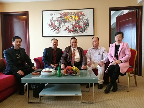 左起：1、揭東區(qū)統(tǒng)戰(zhàn)部副部長(zhǎng)吳冬泉，2、袁奕江，3、王錫廷，4、港澳委員陳昌杰，5、區(qū)僑聯(lián)副主席蔡礎(chǔ)靈、