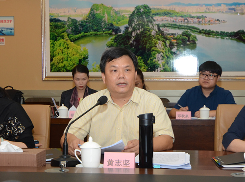 市僑聯(lián)主席黃志堅(jiān)匯報(bào)全市基層僑聯(lián)建設(shè)情況