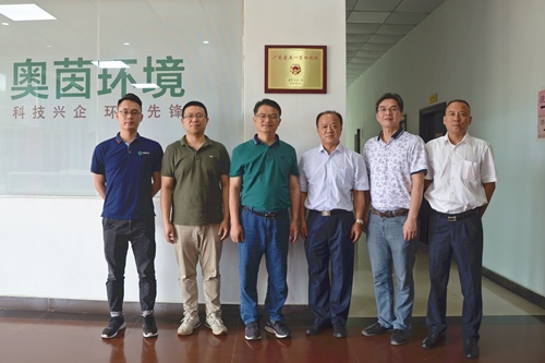 為廣東華揚(yáng)環(huán)?？萍脊煞萦邢薰緲s獲“廣東省五一勞動(dòng)獎(jiǎng)狀”稱號(hào)掛牌合照_副本.jpg