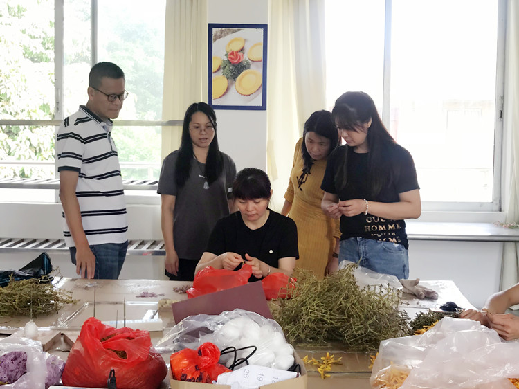 區(qū)僑聯(lián)一行詳細了解歸僑僑眷參加“僑匠工場”項目情況_副本.jpg