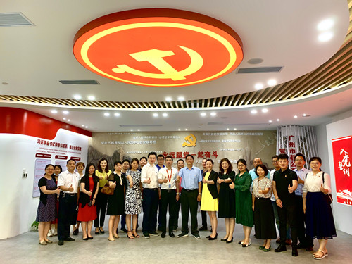 （圖：區(qū)僑聯(lián)黨員參加區(qū)委統(tǒng)戰(zhàn)部與立白集團(tuán)開(kāi)展“同學(xué)黨史、共開(kāi)新局”主題黨日活動(dòng)）.jpg