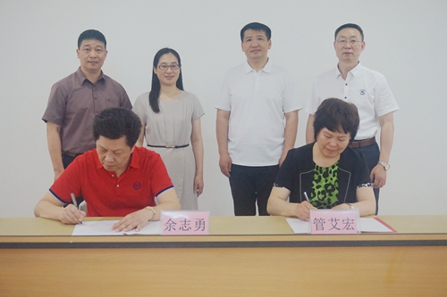 余志勇主席與管艾宏書記簽訂締結(jié)友好僑聯(lián)協(xié)議書。