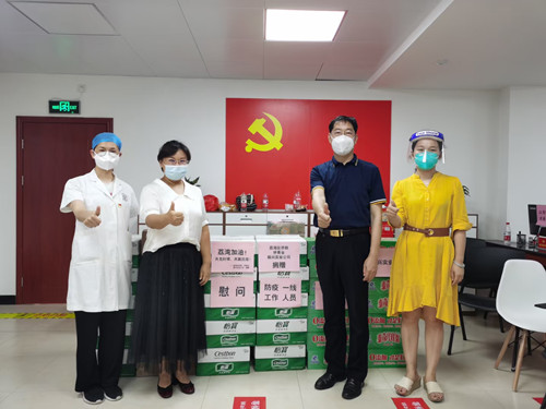 圖;區(qū)僑聯(lián)副主席譚浣君為龍津街、金花街、嶺南街送去礦泉水和八寶粥.jpg