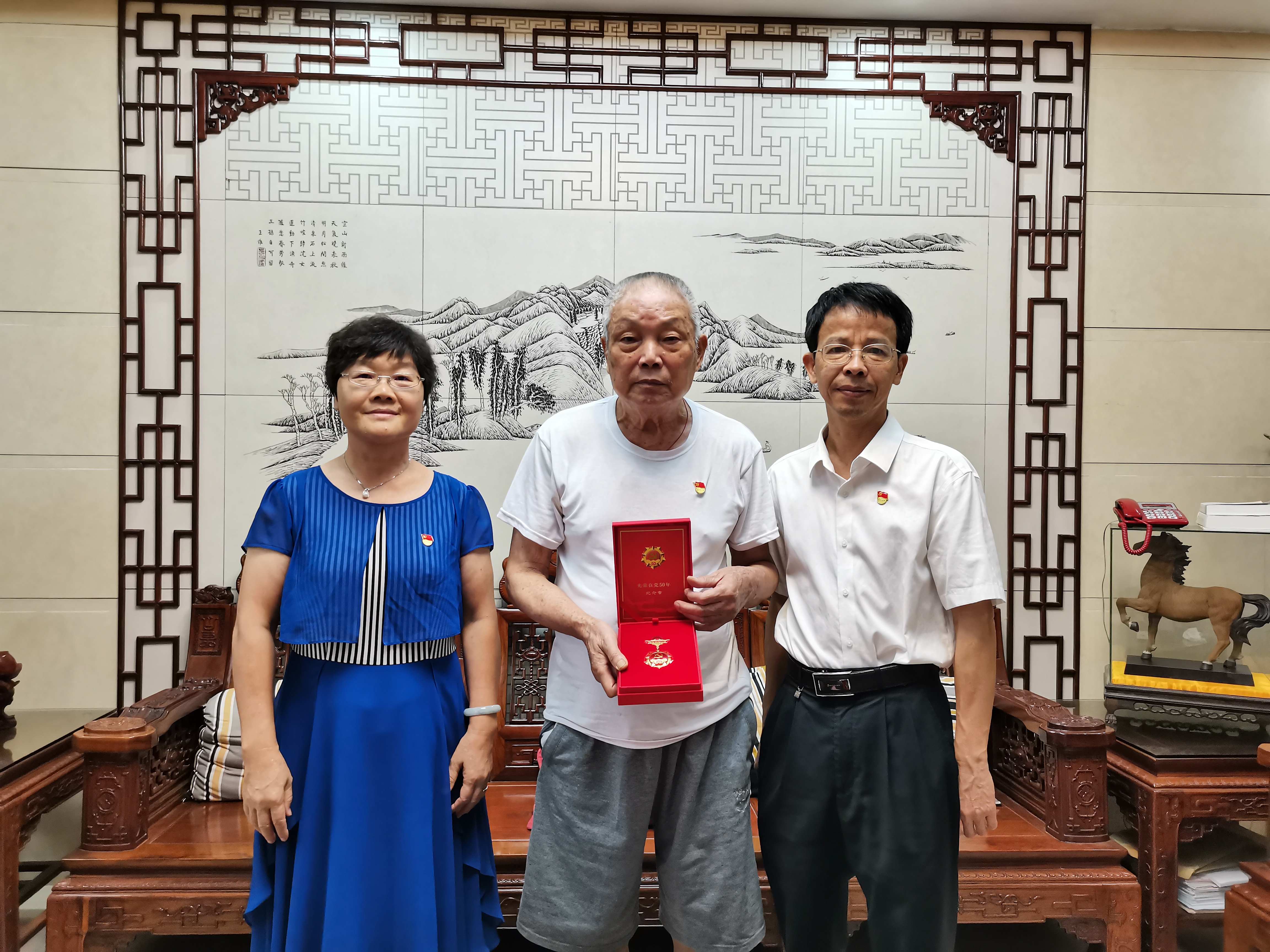 向老黨員程德才（中）頒發(fā)紀(jì)念章.jpg