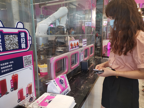 參觀機(jī)器人餐廳_副本.jpg