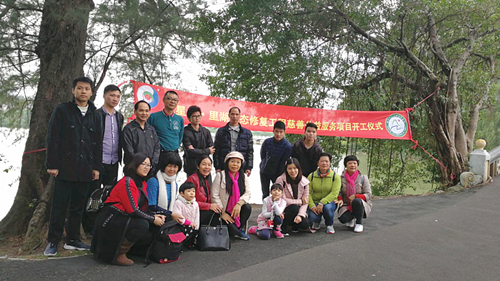 呂健（后排左四）組織志愿者開展生態(tài)保育公益活動.png