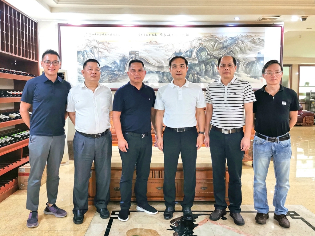 走訪市僑青會(huì)常務(wù)副會(huì)長(zhǎng)黃運(yùn)平企業(yè)金碧灣置業(yè)有限公司.jpg