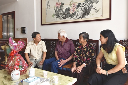 市僑聯(lián)一級(jí)調(diào)研員黃志堅(jiān)（左一）走訪慰問(wèn)馬來(lái)西亞歸僑陳哲英_副本.jpg