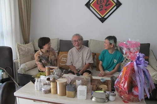 市僑聯(lián)黨組成員、副主席謝躍紅（左一）走訪慰問(wèn)僑界重點(diǎn)人士、香港同胞林守常_副本.jpg