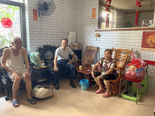市僑聯(lián)黨組成員、副主席黃宇暉（中）走訪慰問(wèn)南僑機(jī)工遺屬鄧焯棠_副本.jpg