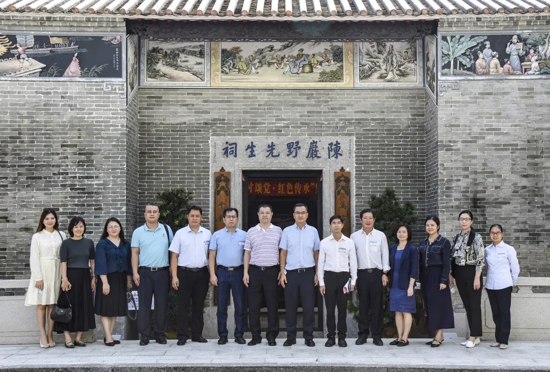 市、區(qū)僑聯(lián)領(lǐng)導(dǎo)考察社區(qū)內(nèi)僑捐項目.jpg