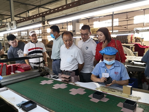 調(diào)研高要區(qū)金英包裝制品有限公司生產(chǎn)車間_副本.jpg