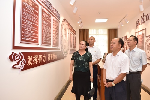 市僑聯(lián)領(lǐng)導到僑胞之家調(diào)研指導工作_副本.jpg