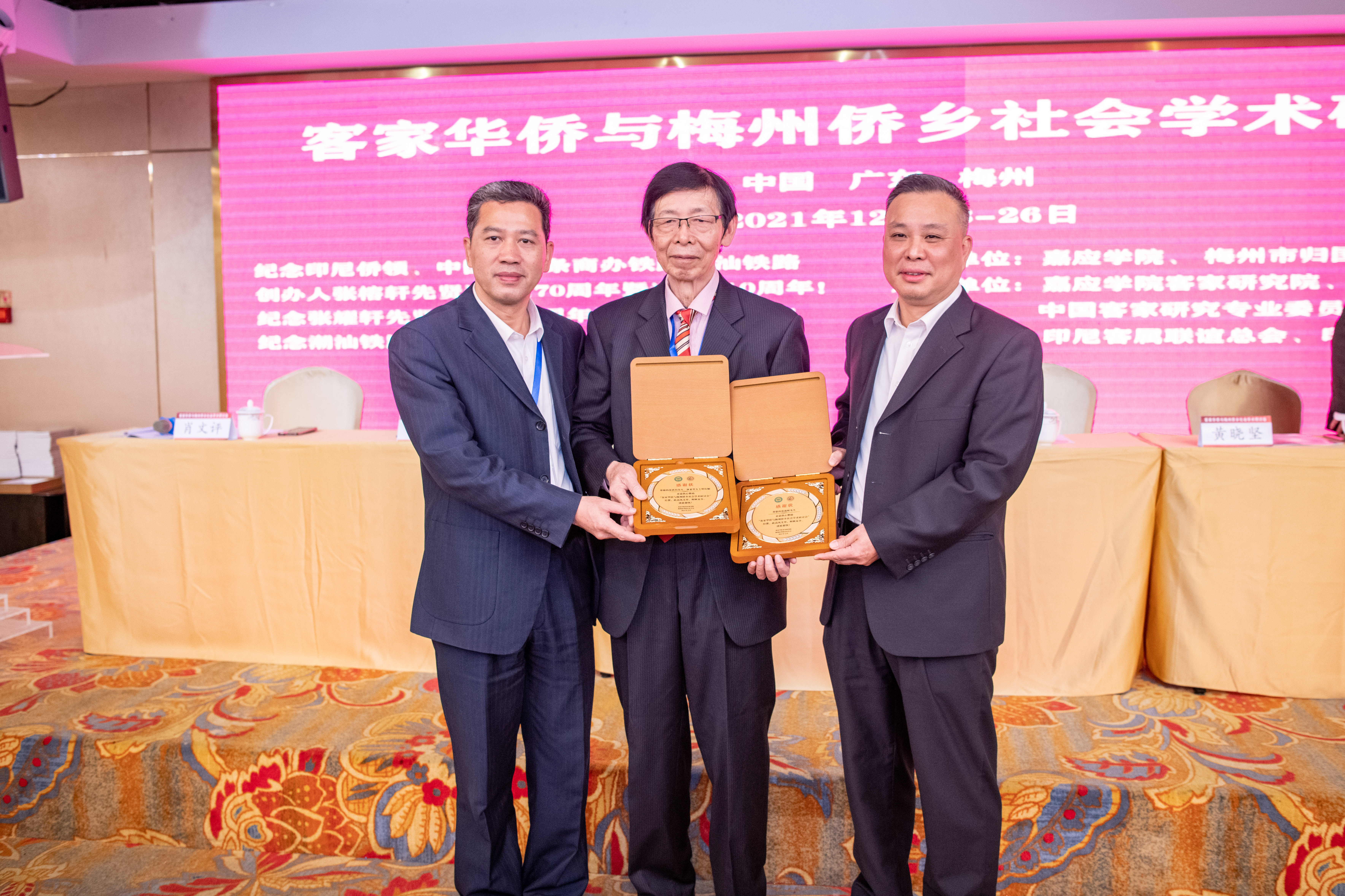 2廖志成副校長（左）湯志平主席（右）向張榕軒、張耀軒后裔頒發(fā)感謝狀，由饒淦中先生（中）代領(lǐng).jpg