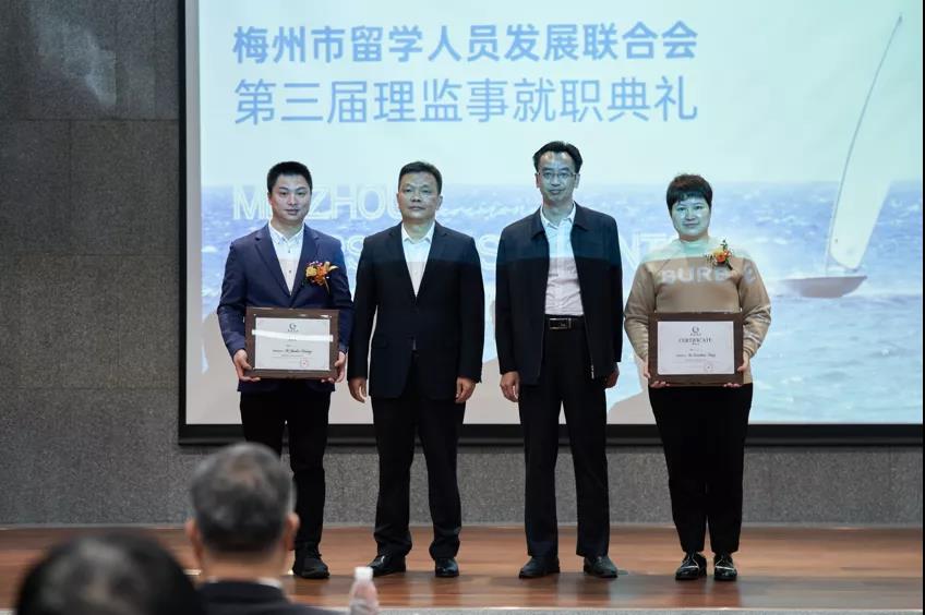 7常務(wù)副會(huì)長黃劍波（左1）、鄭選花（右1）接受榮任證書.jpg