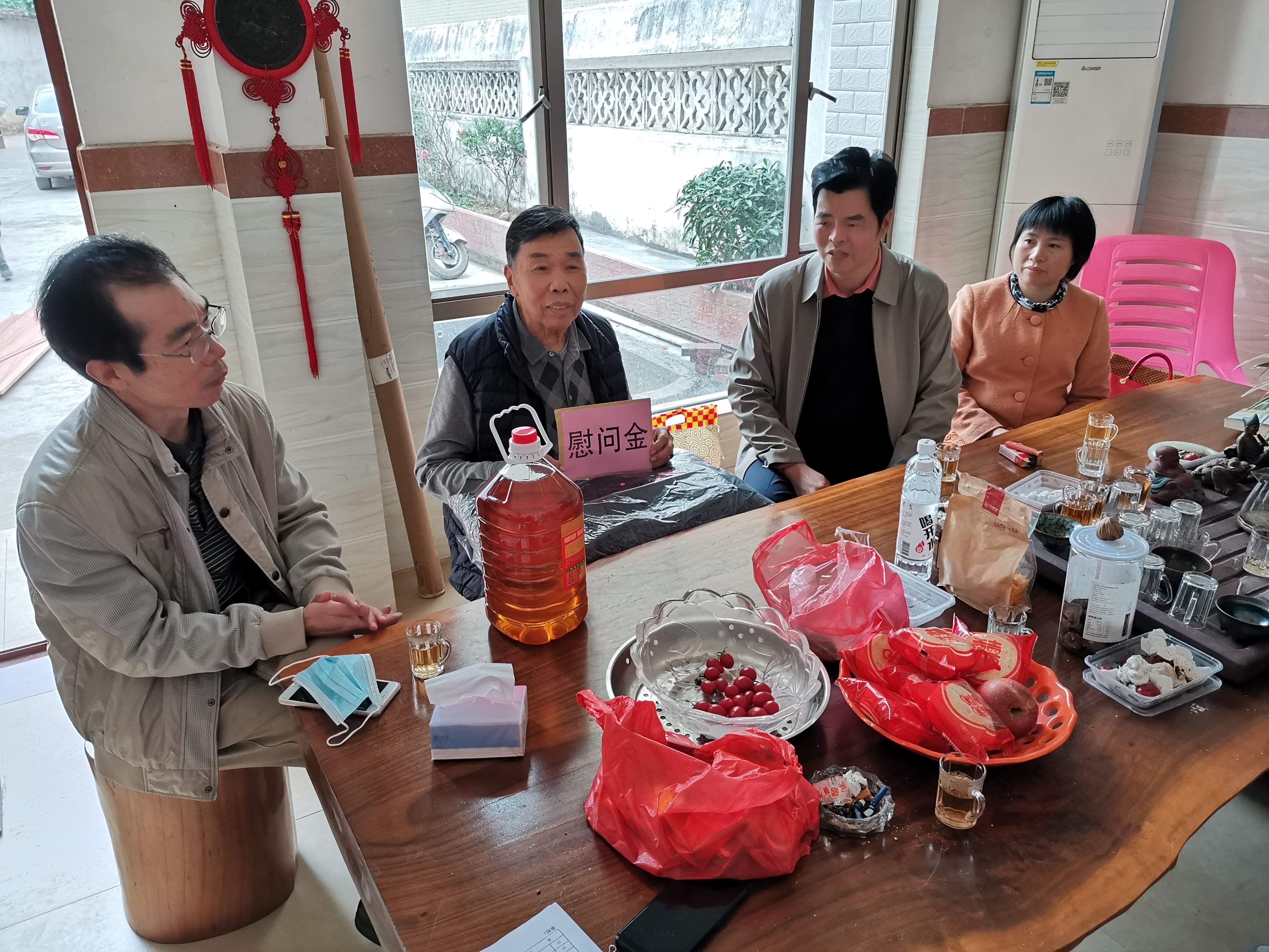2.慰問組走訪探望英國僑眷梁秉儒.jpg