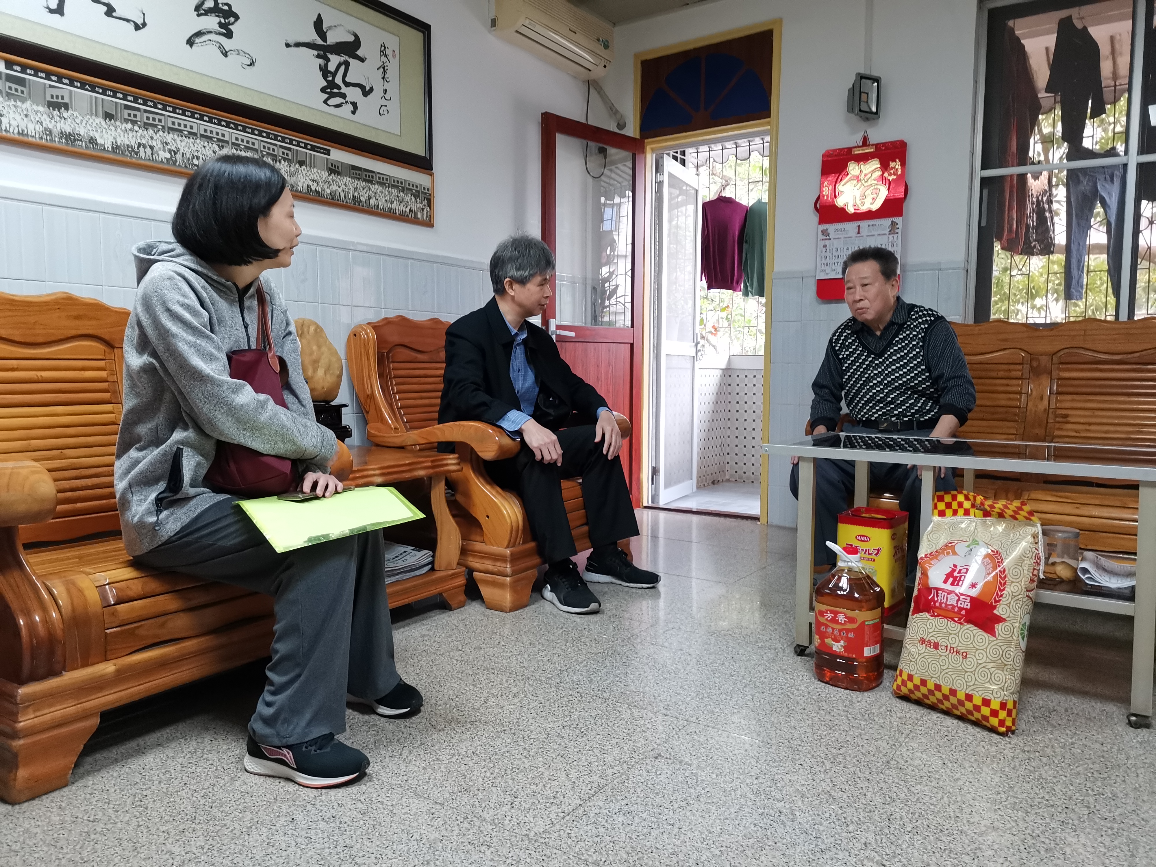 慰問(wèn)組與梁成華同志座談.jpg