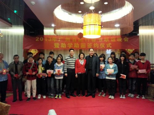 百勝行董事長張建忠夫婦為學生和孤老發(fā)放助學款和助養(yǎng)金。
