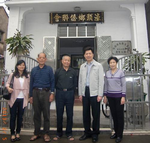 余志勇主席在開發(fā)區(qū)慰問時，與開發(fā)區(qū)僑聯(lián)、濠頭僑聯(lián)負責(zé)人及困難歸僑在濠頭僑聯(lián)會所前合影留念。