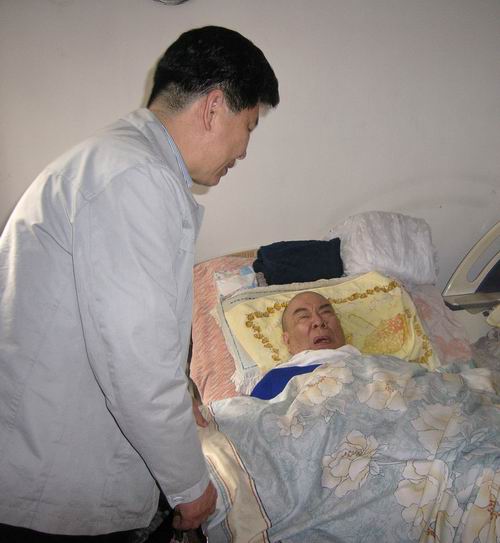 余志勇主席在東區(qū)慰問時，詳細了解患病歸僑家庭的困難情況。
