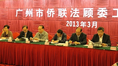 從左至右：廣州市僑聯(lián)副主席、廣州市僑聯(lián)法顧委副主任梁瑞冰，廣東省僑聯(lián)法顧委主任曾添貴，廣東省僑聯(lián)副主席、廣東省僑聯(lián)法顧委副主任區(qū)德強(qiáng)，廣州市僑聯(lián)主席李瑜，廣州市僑聯(lián)法顧委主任、廣州市人大常委會(huì)內(nèi)司委主任黃榮康，廣州市僑聯(lián)法顧委副主任、廣州市律師協(xié)會(huì)會(huì)長(zhǎng)王波