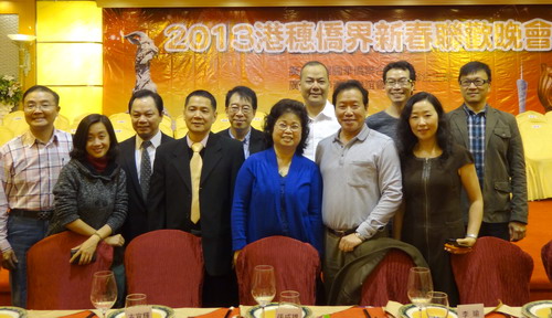 羅仲哲主席與越秀區(qū)僑聯(lián)的香港委員合影。