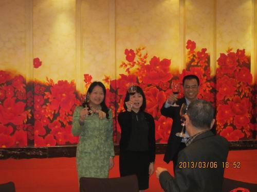 香港駐粵經(jīng)貿(mào)辦楊翠萍副主任、市僑聯(lián)謝惠蓉主席、李鴻釗副主席向出席“晚餐會”的企業(yè)家敬酒。