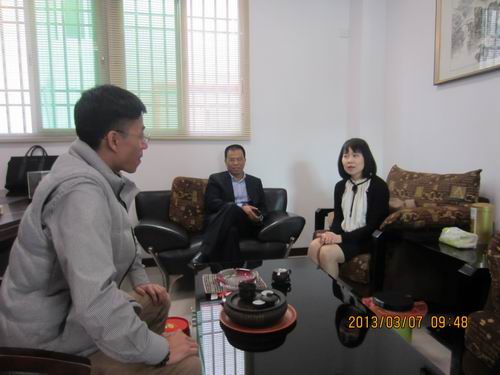 楊翠萍副主任一行與美林高汽車零部件有限公司總經(jīng)理林一帆進(jìn)行交談。