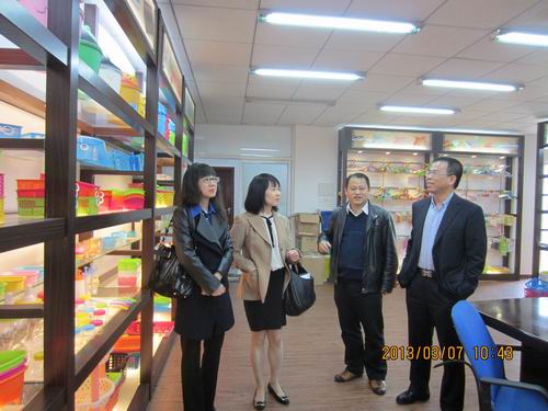 楊翠萍副主任一行參觀汕頭市虹泰貿(mào)易有限公司、汕頭市怡佳塑膠制品有限公司參觀展廳，總經(jīng)理鄭升標(biāo)向客人介紹企業(yè)生產(chǎn)的產(chǎn)品種類、質(zhì)量。