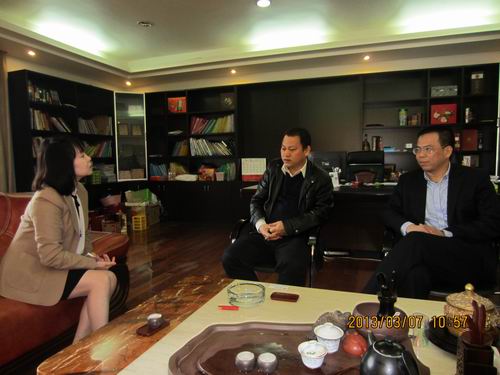 楊翠萍副主任一行與汕頭市虹泰貿(mào)易有限公司、汕頭市怡佳塑膠制品有限公司總經(jīng)理鄭升標(biāo)座談。