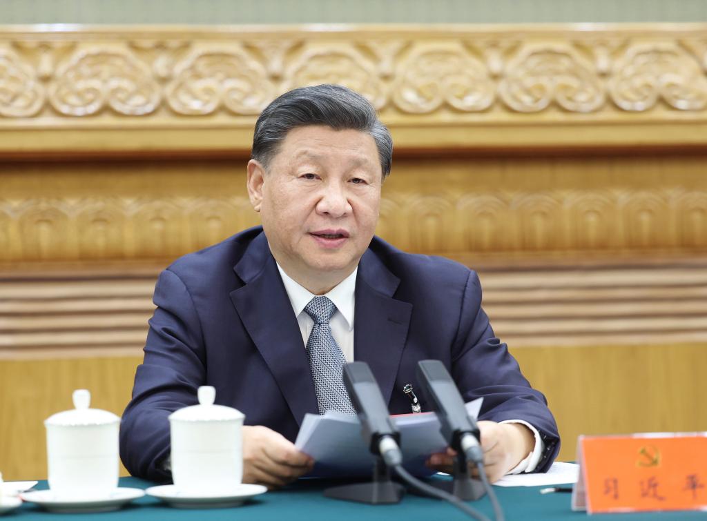 　　10月15日，中國共產(chǎn)黨第二十次全國代表大會主席團(tuán)在北京人民大會堂舉行第一次會議。習(xí)近平同志出席會議并作重要講話。新華社記者 鞠鵬 攝