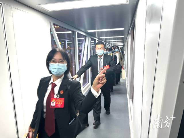 10月23日晚，我省出席黨的二十大代表在完成大會各項任務(wù)后返回廣東。南方日報王輝 肖雄 攝