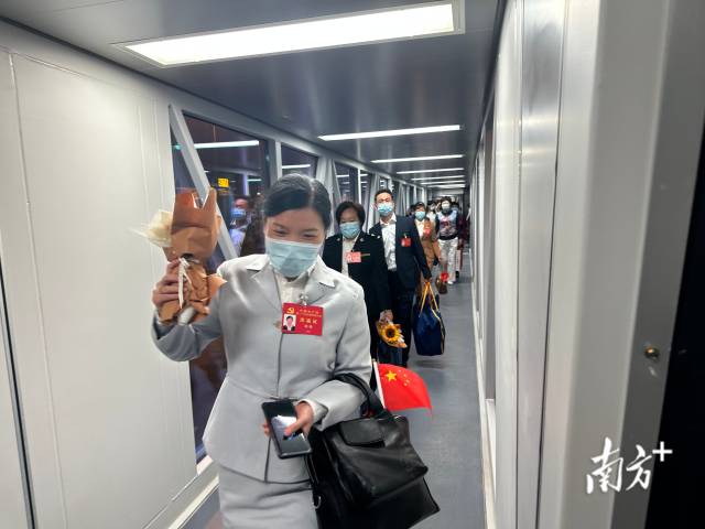 10月23日晚，我省出席黨的二十大代表在完成大會各項任務(wù)后返回廣東。南方日報王輝 肖雄 攝