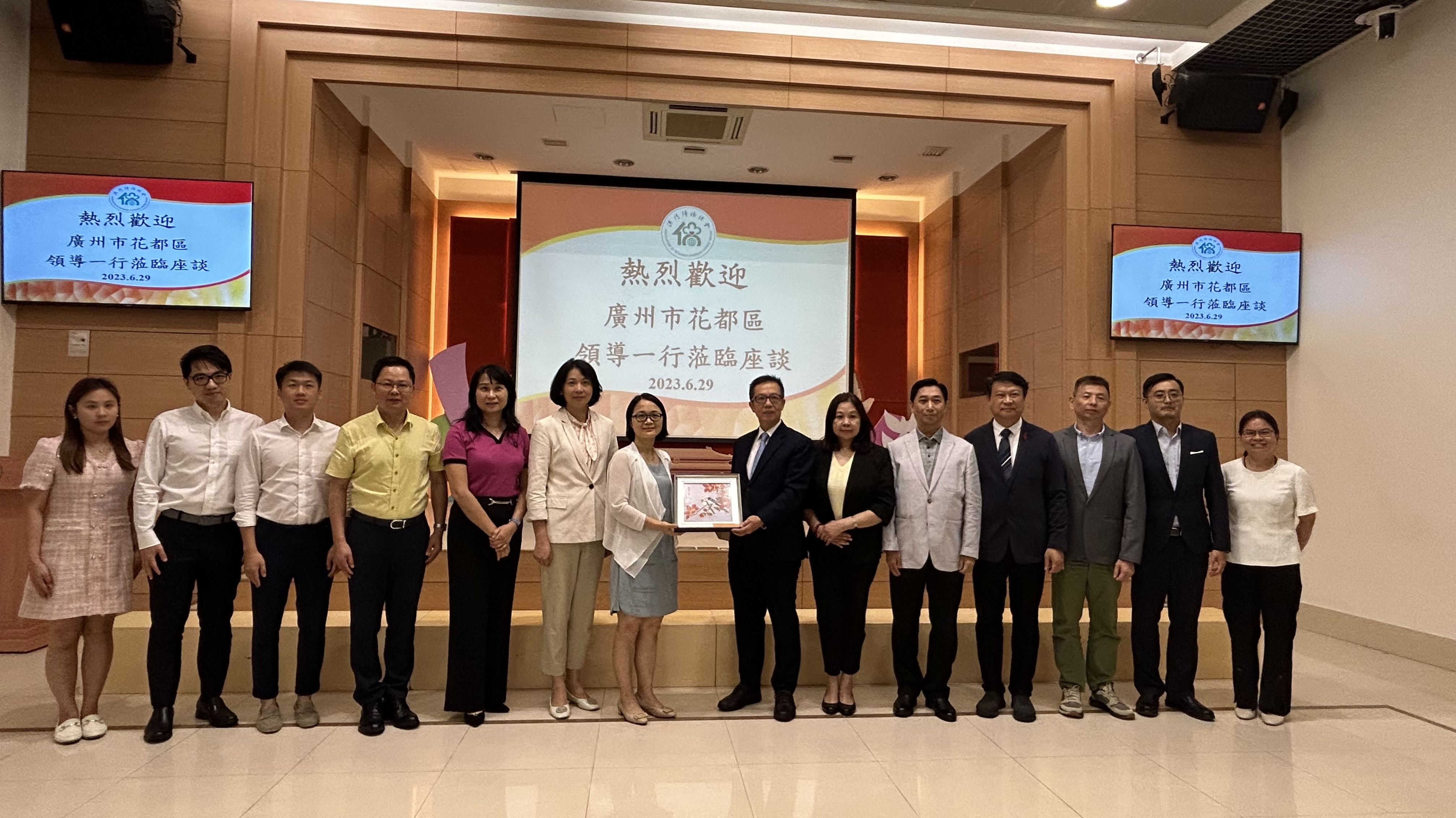 訪問團(tuán)拜訪澳門歸僑總會，受到澳門歸僑總會副會長廖麗夏、趙文炎、馬炳國，畢志健等副會長、副理事長、副秘書長、主任等熱情接待并舉行座談交談 2.jpg