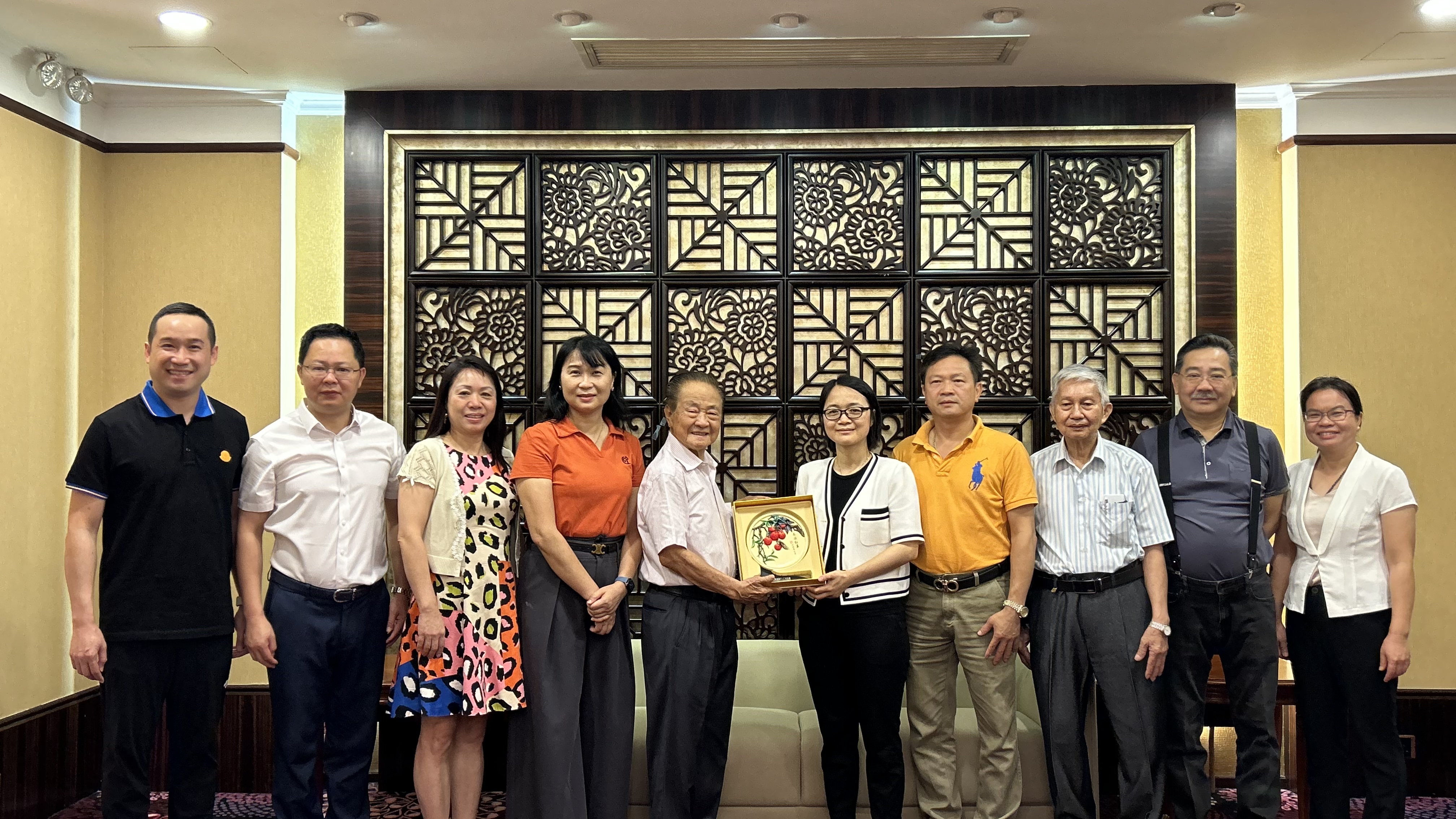 訪問團(tuán)拜訪了澳門廣州花都同鄉(xiāng)聯(lián)誼會，受到澳門廣州花都同鄉(xiāng)聯(lián)誼會會長畢根、常務(wù)副會長李少星、副會長梁智偉、秘書長李殷玲、理事長畢耀穎、監(jiān)事長江華的熱情接待.jpg