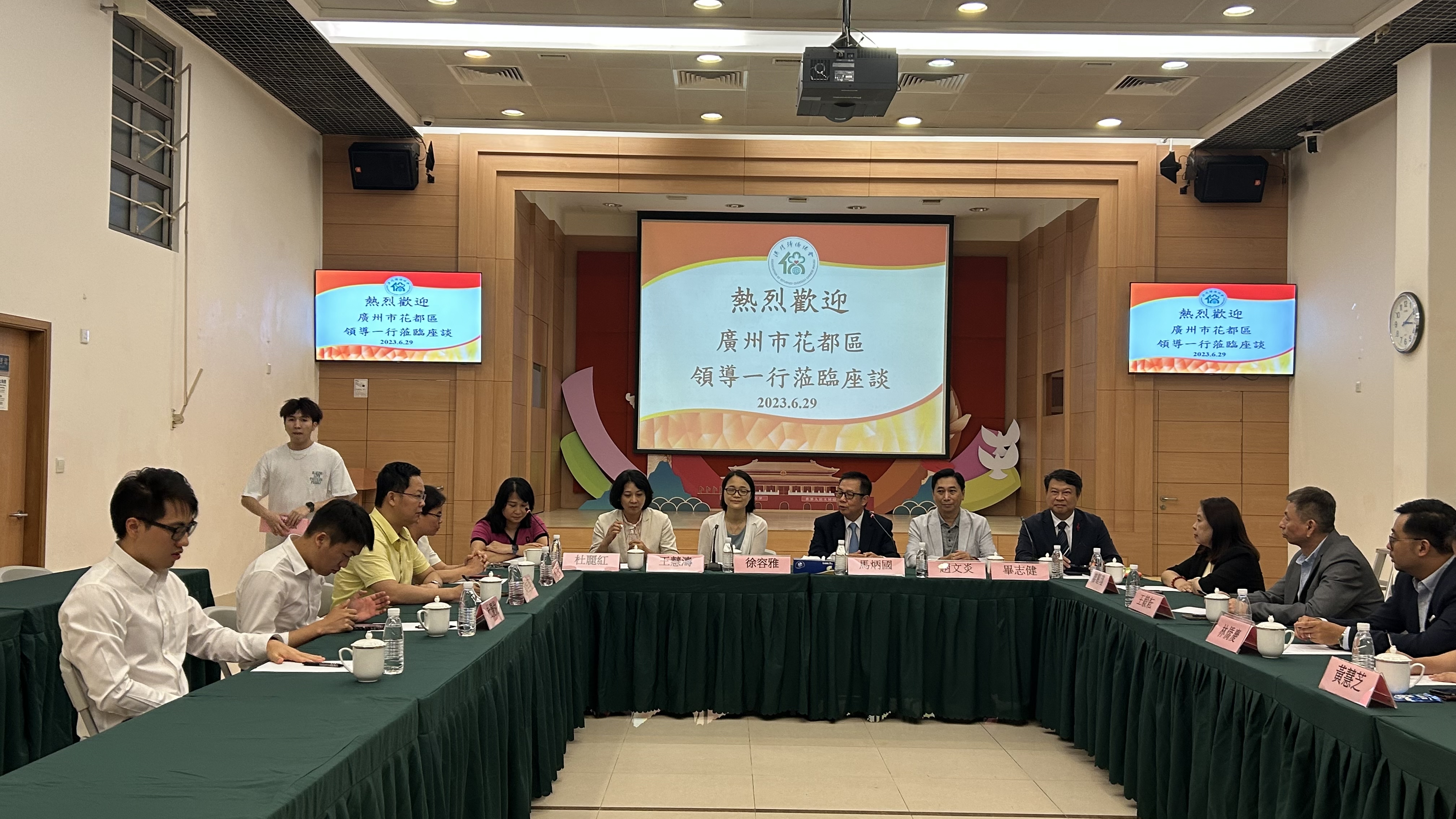 訪問團(tuán)拜訪了澳門歸僑總會，受到澳門歸僑總會副會長廖麗夏、趙文炎、馬炳國，畢志健等副會長、副理事長、副秘書長、主任等熱情接待并舉行座談交談.jpg