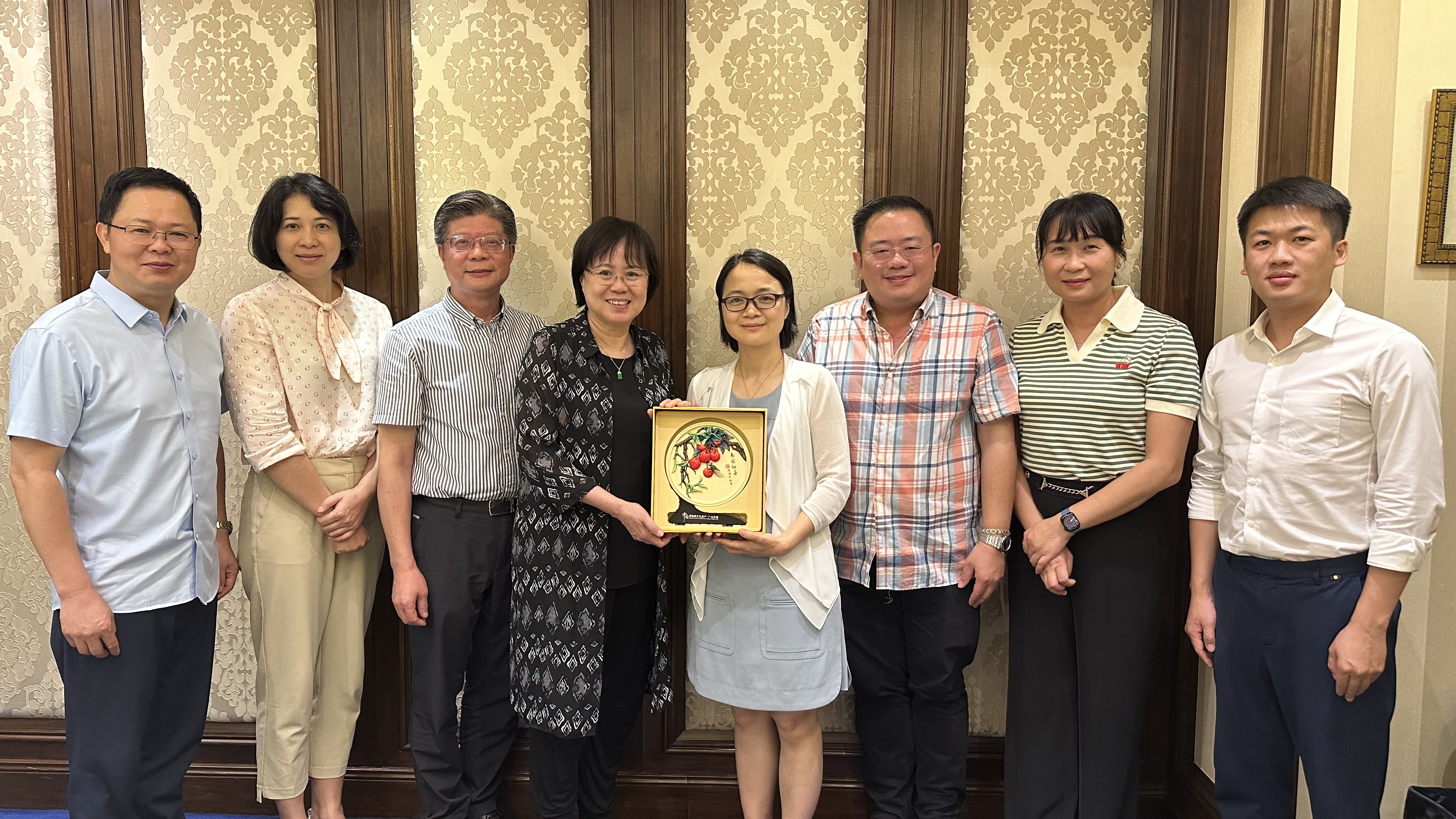 訪問團(tuán)拜訪了訪澳門旅游文化研究會，受到廣東省政協(xié)常委、港澳臺委員會副主任 、澳門旅游文化研究會副會長柯海帆，廣西自治區(qū)委員，澳門旅游文研究會理事熱情接待.jpg