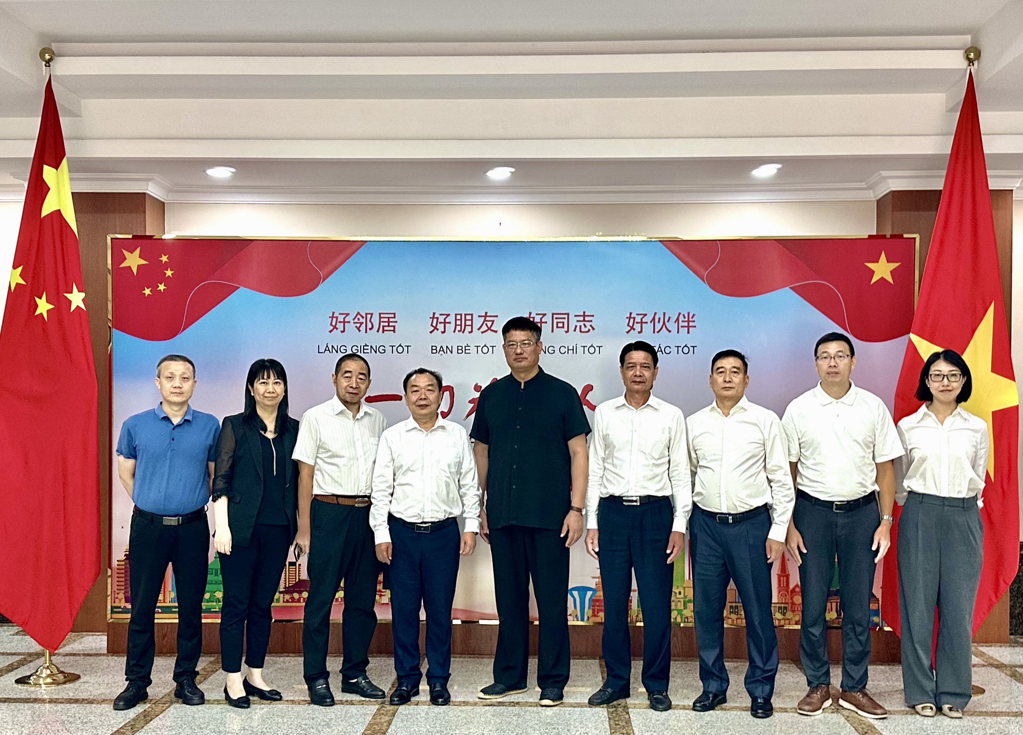 拜訪駐胡志明總領事館.jpg