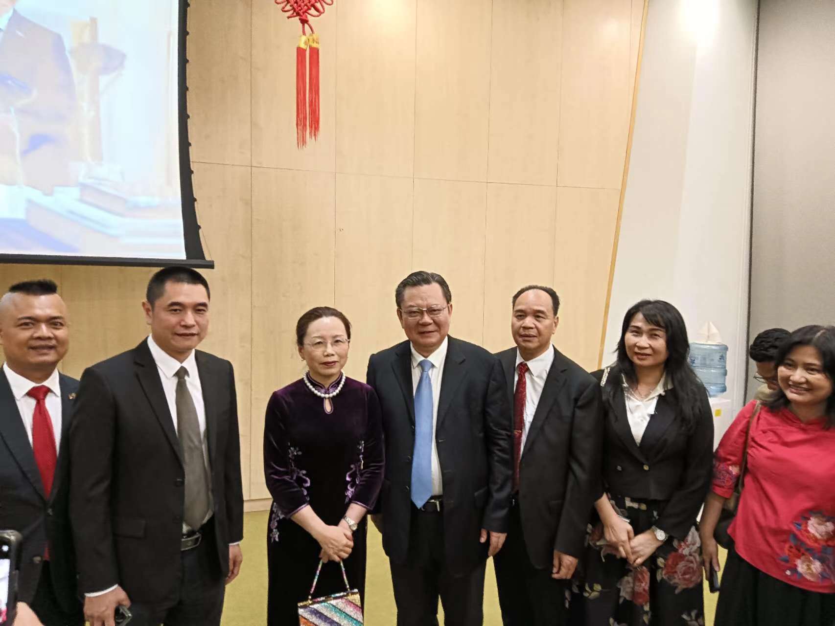 向中國新任駐巴拿馬大使徐學(xué)淵匯報了工作成果.jpg